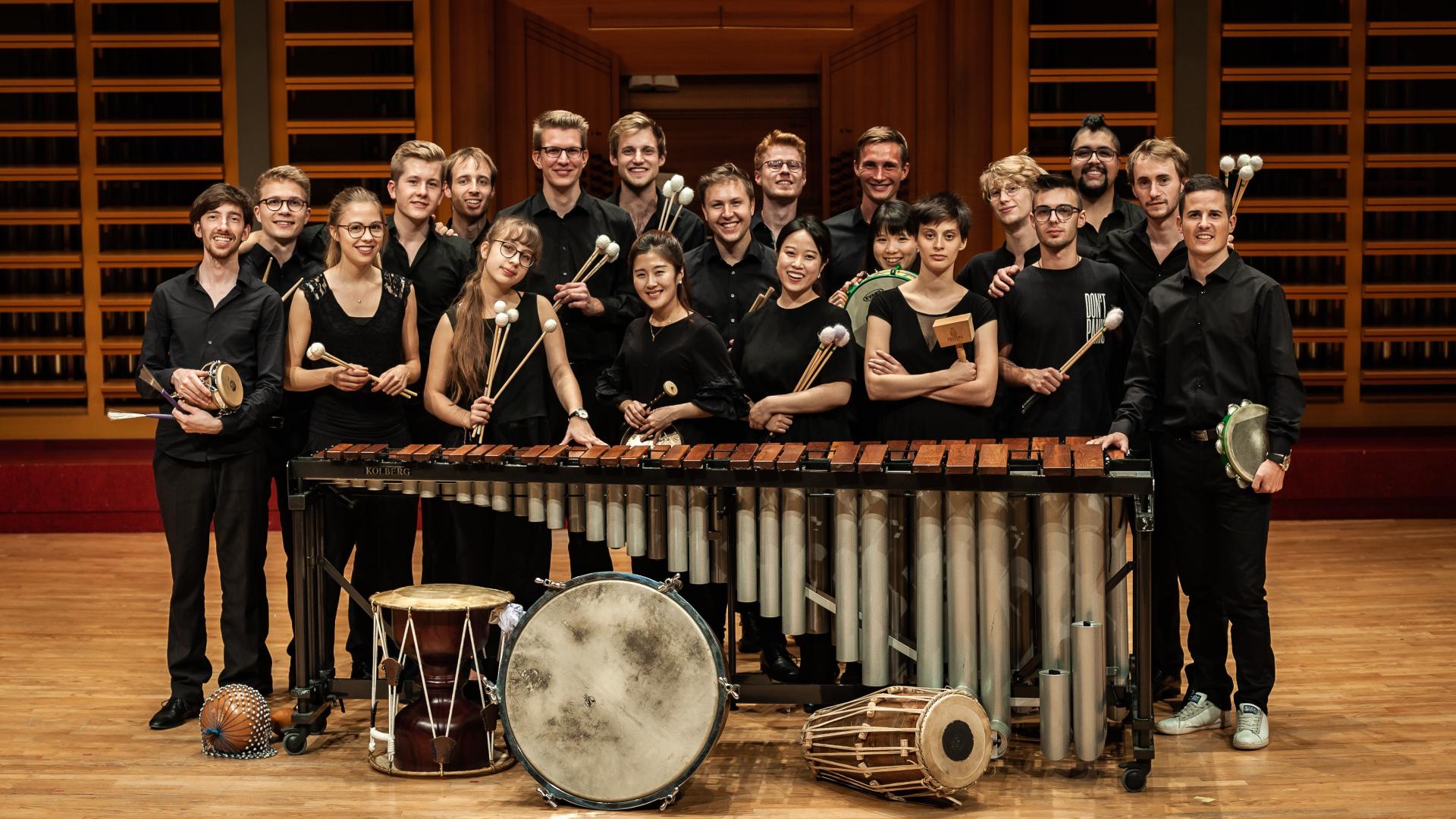 Gruppenfoto Schlagzeugnacht mit Schlaginstrumenten.