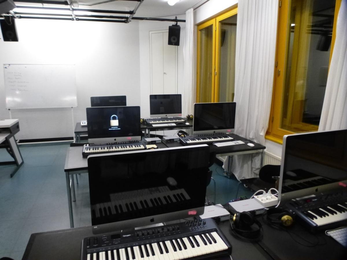 Rechner und Keyboards charakterisieren den jeweiligen Unterrichtsplatz.