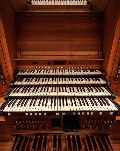 Tastatur einer Orgel.