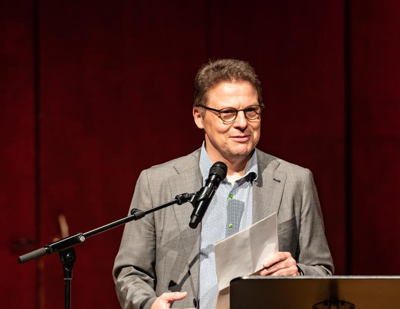 Auf dem Bild zu sehen Wolfgang Bauer bei der Verleihung der Wettbewerbsträger beim Kesselblech-Festival.