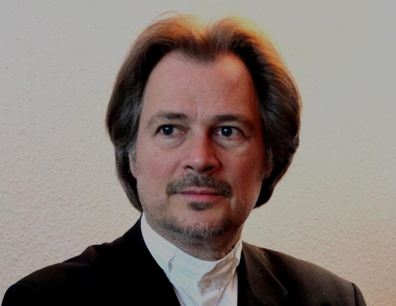 Auf dem Bild zu sehen Prof. Helmut Deutsch, Professor für Orgel.