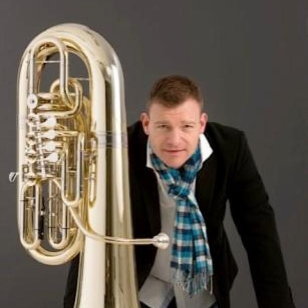 Auf dem Foto ist Stefan Heimann mit seiner Tuba zu sehen