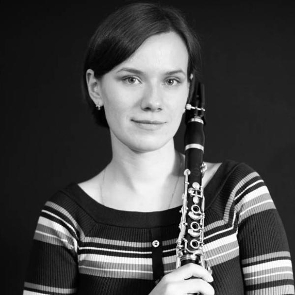 Julia Drukh mit Klarinette in der Hand