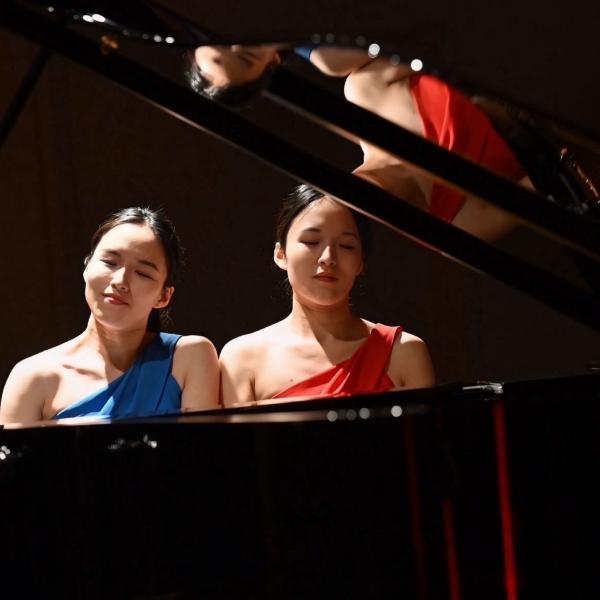 Porträt des Klavieduos K und K, Kanon und Kotone Yokoyama.