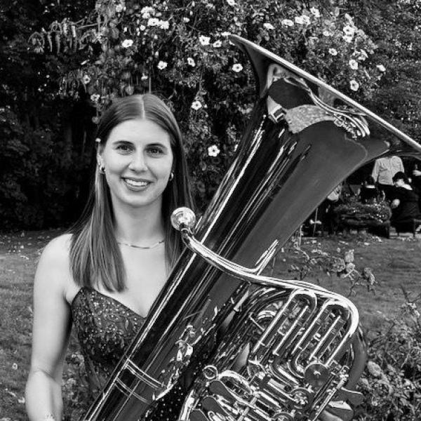 Studentin Lisa Geiger mit Tuba.