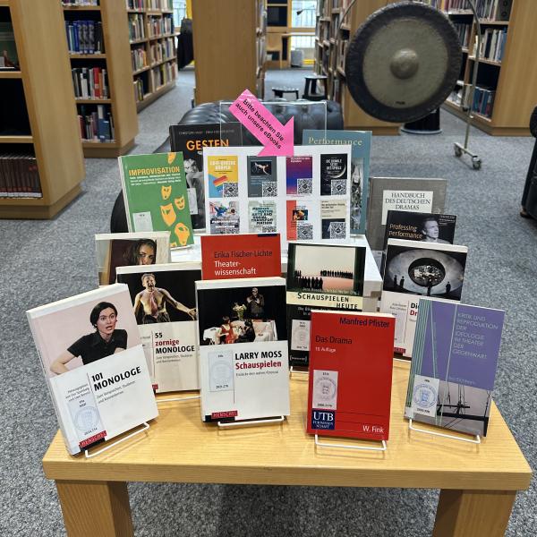 Das Foto zeigt Medien zum Thema Schauspiel und Drama auf einem Tisch in der Bibliothek.