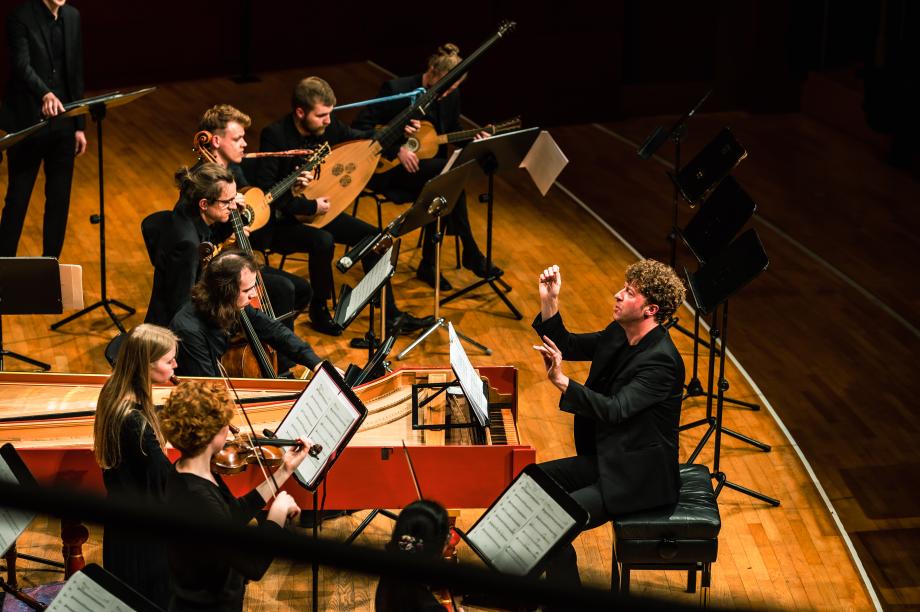 Jörg Halubek als Maestro al Cembalo im Konzertsaal.