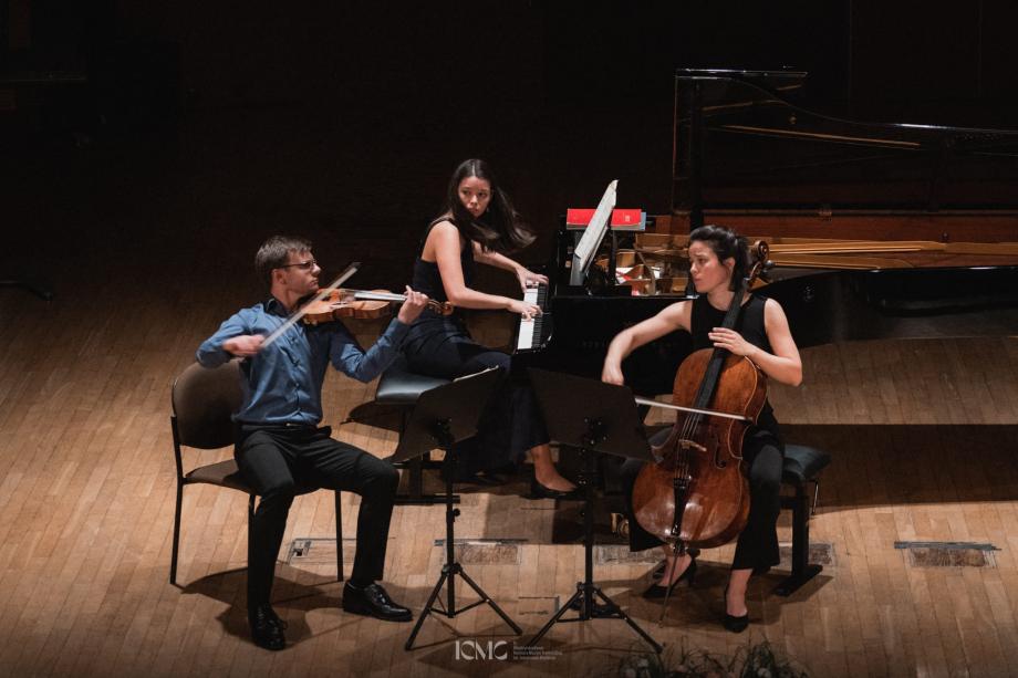 Accio Piano Trio musiziert auf dem Konzertpodium.