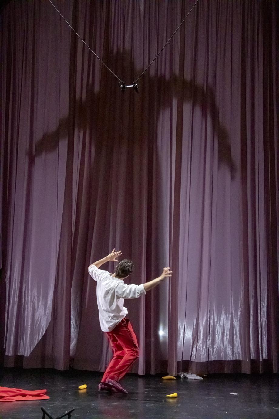 Student der Opernschule bei einer Bühnenszene von Don Giovanni 2021.