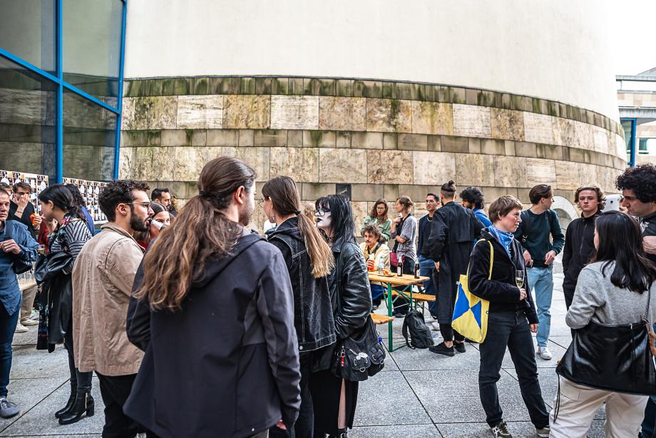 Feierende Studierende und Lehrende auf der Plaza nach dem Festival.iva