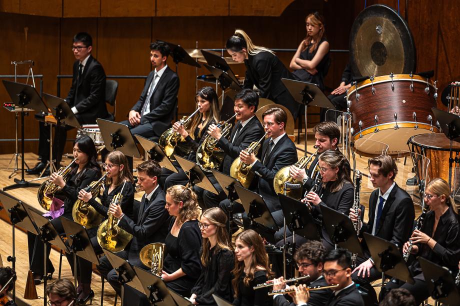 Ausschnitt Orchester: Fokus auf Studierende mit Blasinstrumenten.