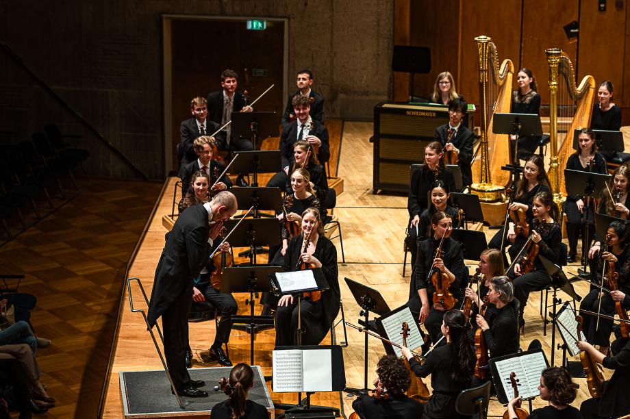 Rasmus Baumann verbeugt sich vor dem Hochschulsinfonieorchester für das gemeinsame Konzertieren.