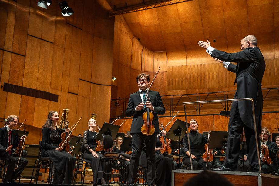 Applaus für den Konzertmeister des HSO-Konzertes in der Liederhalle.