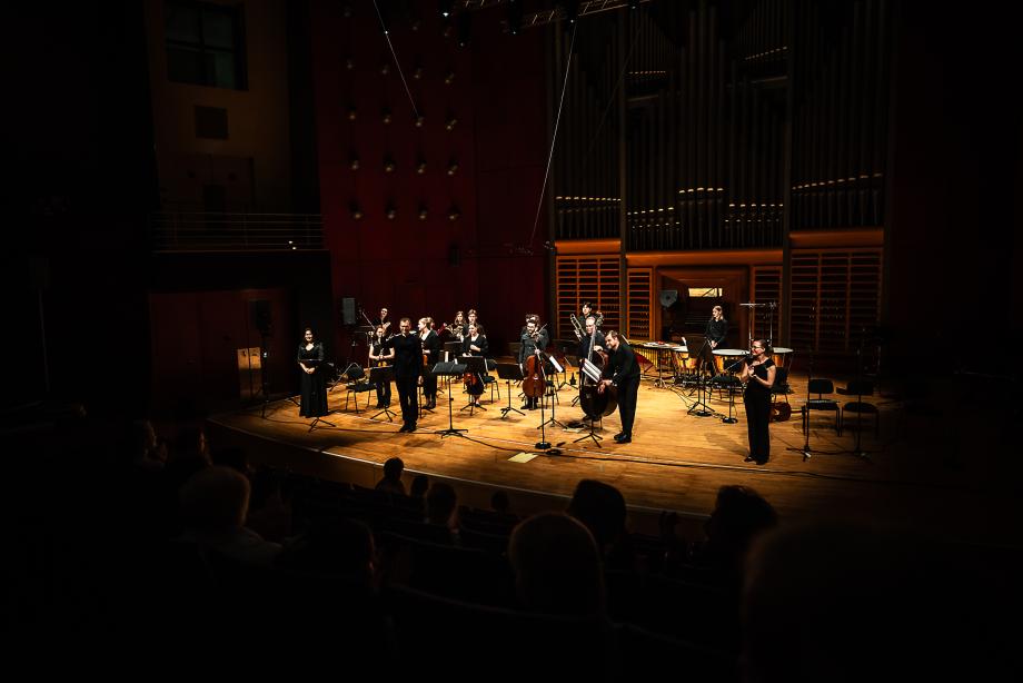 Applaussituation für das Kammerensemble mit dem Bassbariton Thilo Dahlmann und unter der Leitung von Christof M Löser.