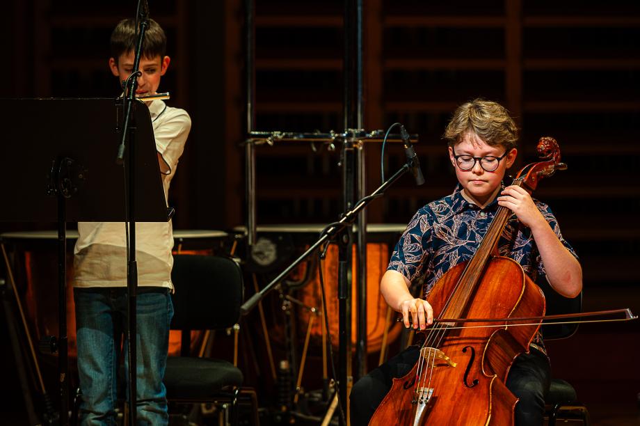 Portraitaufnahme von musizierenden Kindern auf dem Podium.