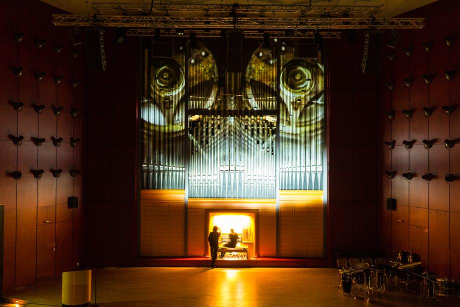 Projektion auf der Orgel des Konzertsaals.