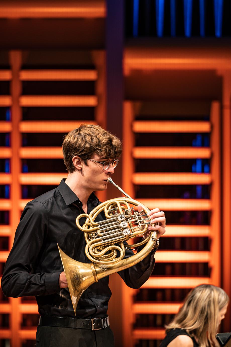 Hornist beim Kesselblechfestival 2022 im Konzertsaal.