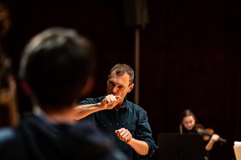 Dirigient Christof M Löser bei der Probenarbeit des Werkstattfestivals.