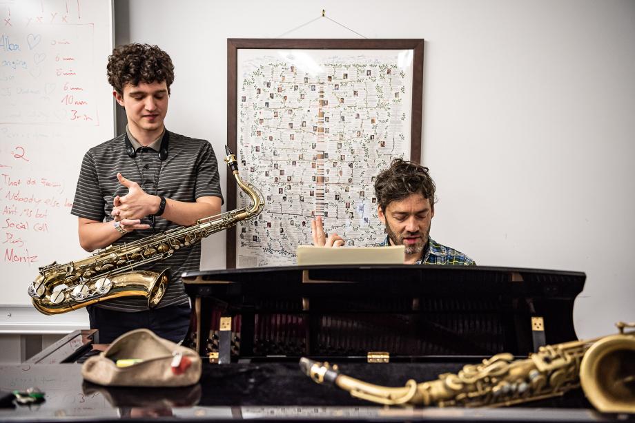 Saxophonprofessor Christian Weidner beim Unterrichten.