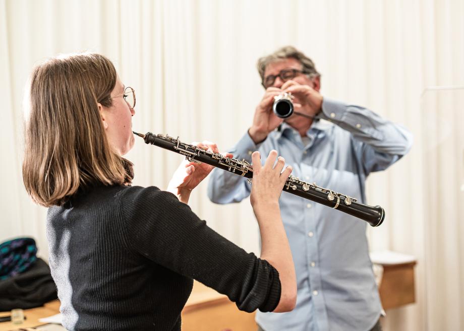 Oboenprofessor Christian Schmitt und eine Studierende musizieren einander zugewandt.