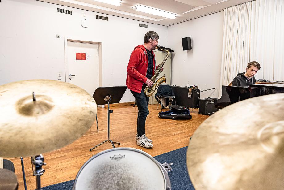 Der Saxophonist Alexander Sandi Kuhn beim Unterrichten mit einem Studierenden.
