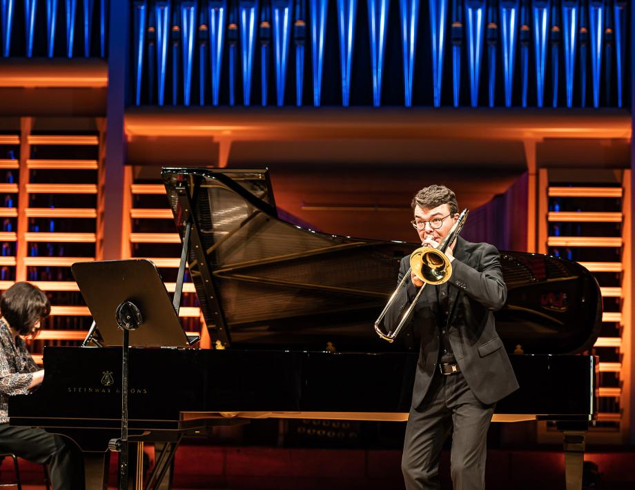 Duoformation mit Pianistin und Posaunisten im Konzertsaal.