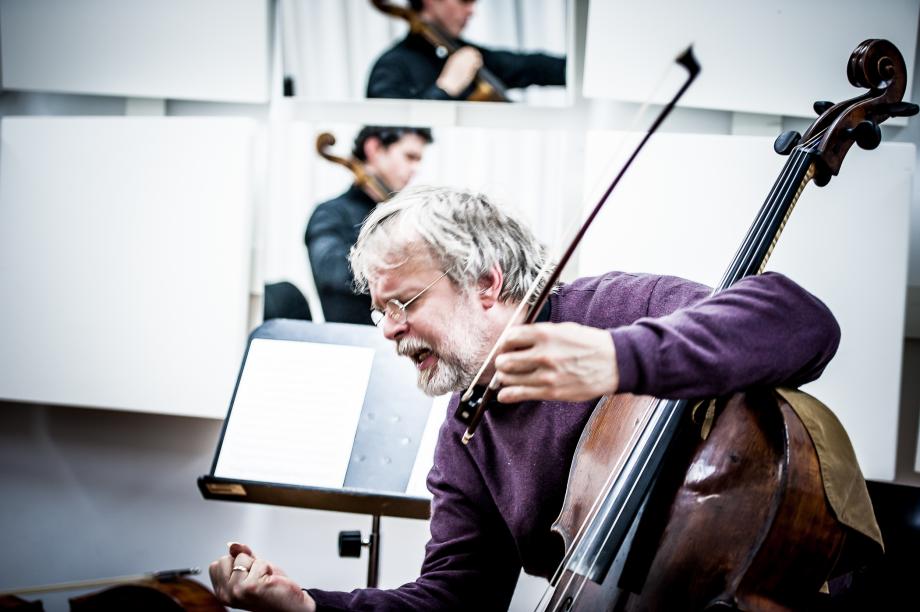 Violoncelloprofessor Conradin Brotbek beim Einzelunterricht. In den Spigelpanelen an der Wan ist der Studierende zu erkennen.