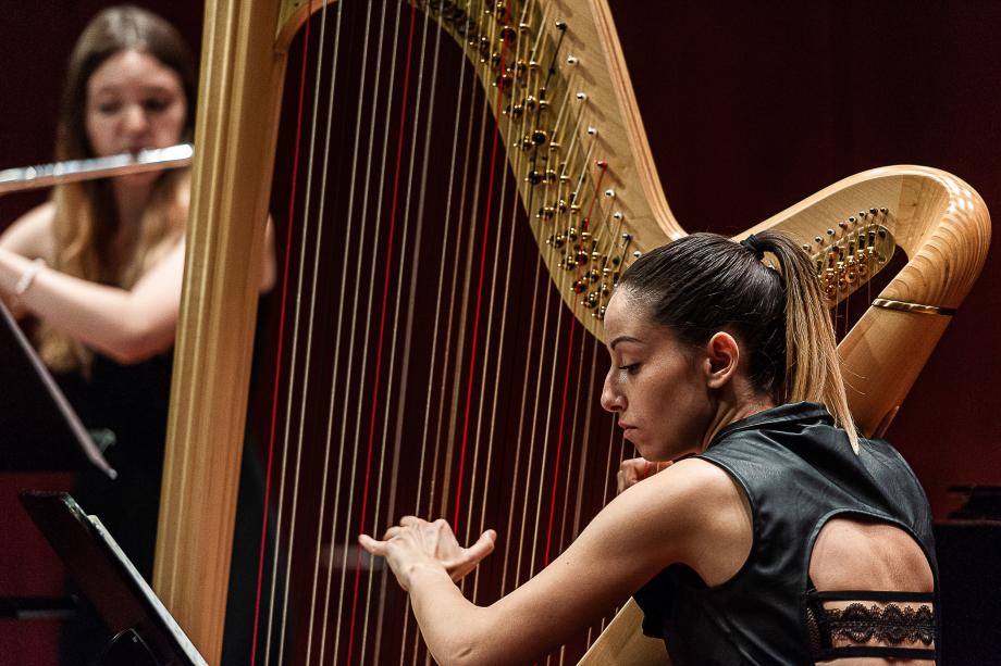 Harfen-Flöte-Duo musizierend im Kammermusiksaal.