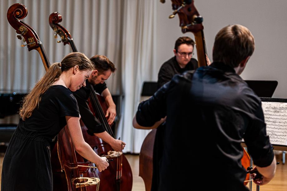 Kontrabassquartett auf dem Podium des Orchesterprobenraumes.