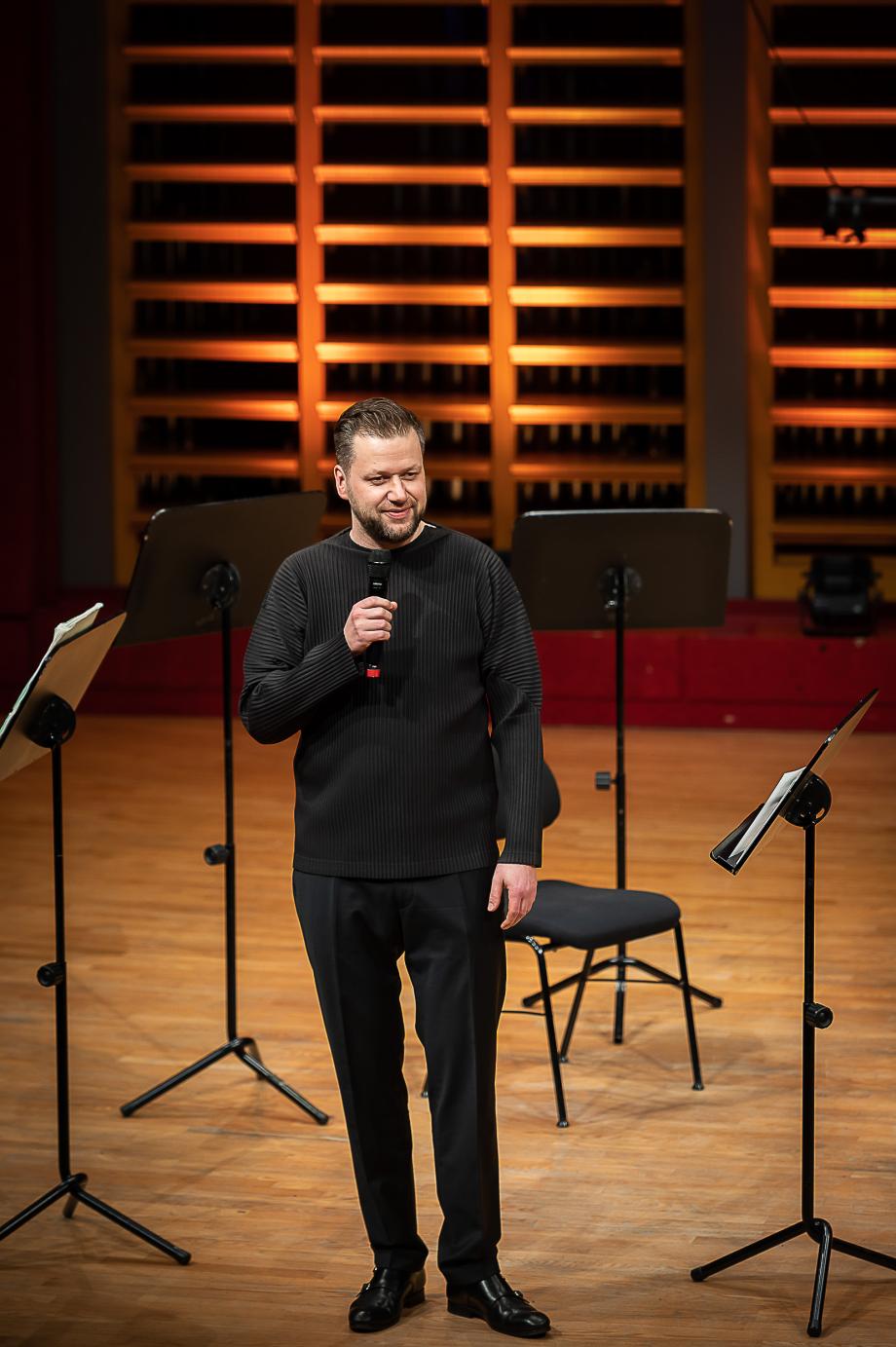 Violinprofessor Martin Funda bei einer Konzertmoderation während des Festivals "Im Dialog".