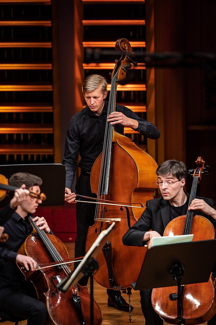 Violonelloprofessor Tristan Cornut mit Mitgliedern des Streichorchesters beim gemeinsamen Konzertieren.