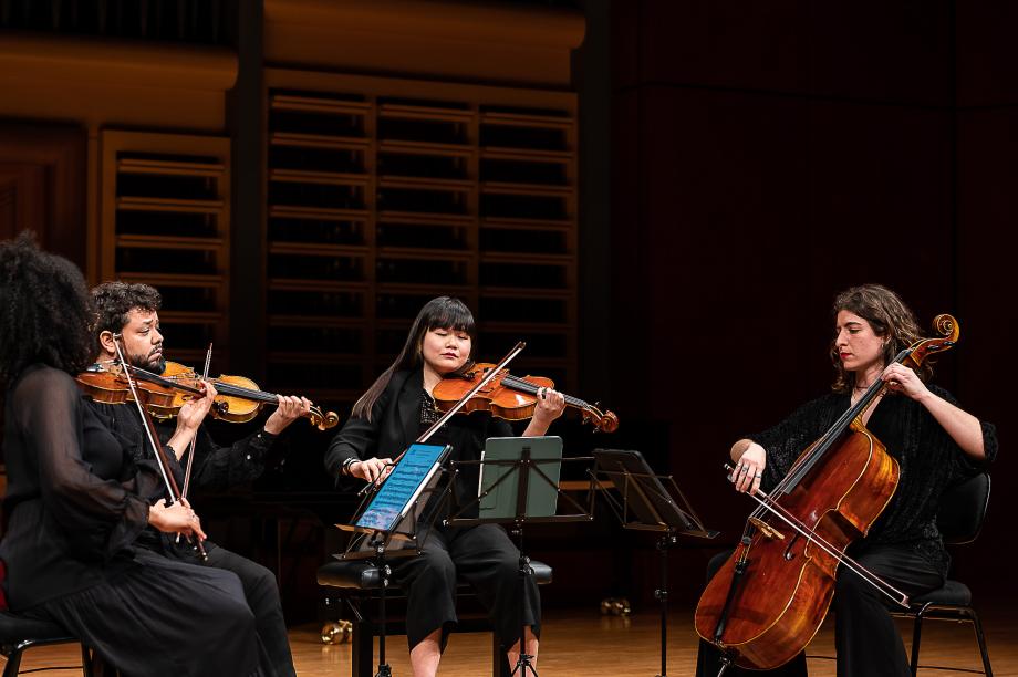 Musizierendes Kahlo-Quartet auf dem Konzertsaalpodium während des Streicherfestivals.