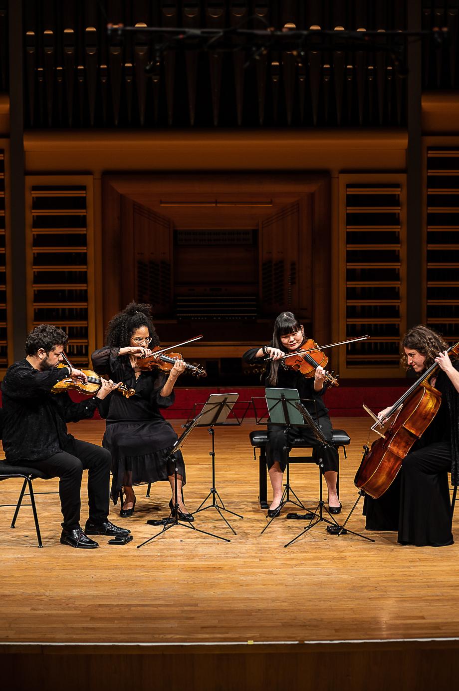 Musizierendes Kahlo-Streichquartett auf dem Konzertsaalpodium der HMDK.