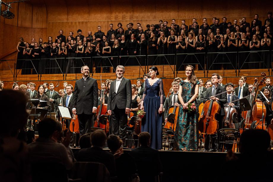Rasmus Baumann, Denis Roger und die beiden Gesangssolistinnen bei Mahlers "Auferstehungs-Sinfonie".