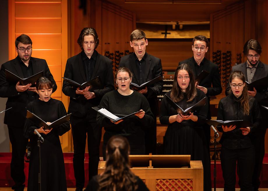 Das Studiovokalensemble der Kirchenmusik konzertiert auf dem Podium des Konzertsaales.