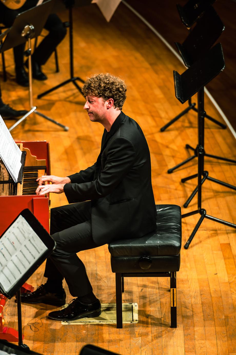 Prof. Jörg Halubek als Maestro al Cembalo im Konzertsaal.