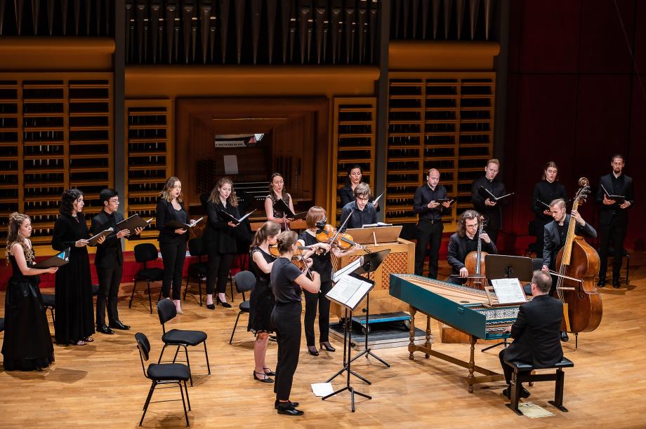 Gesangsklasse von Prof.in Marion Eckstein und ein Kammerensembles musizieren gemeinsam.