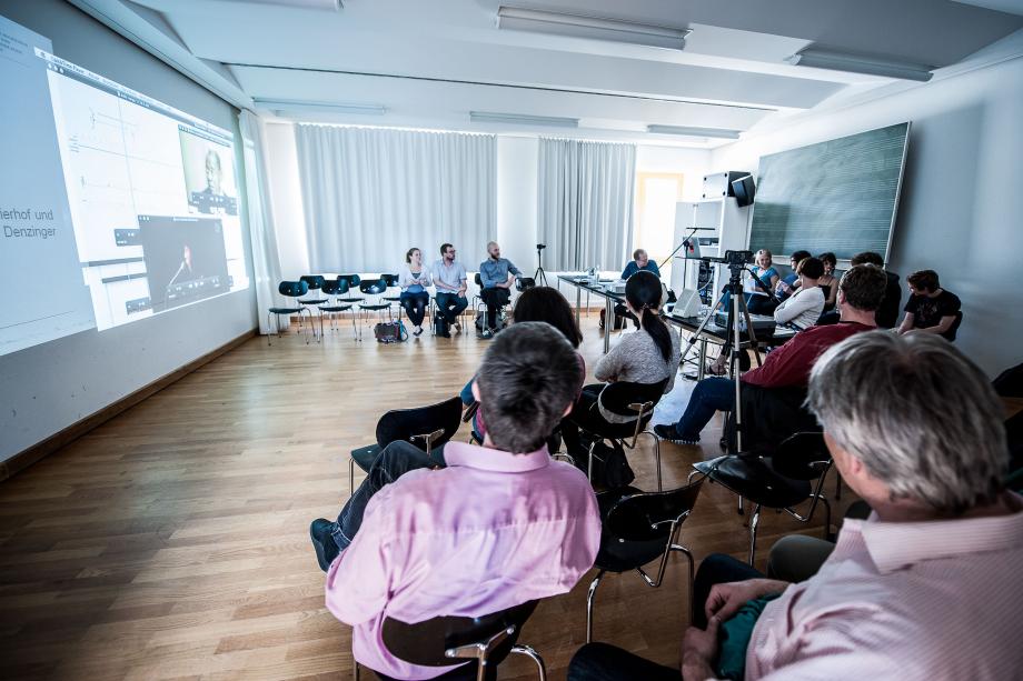 Unterrichtssituation, wo verschiedene mediale Konzepte eingebunden sind.