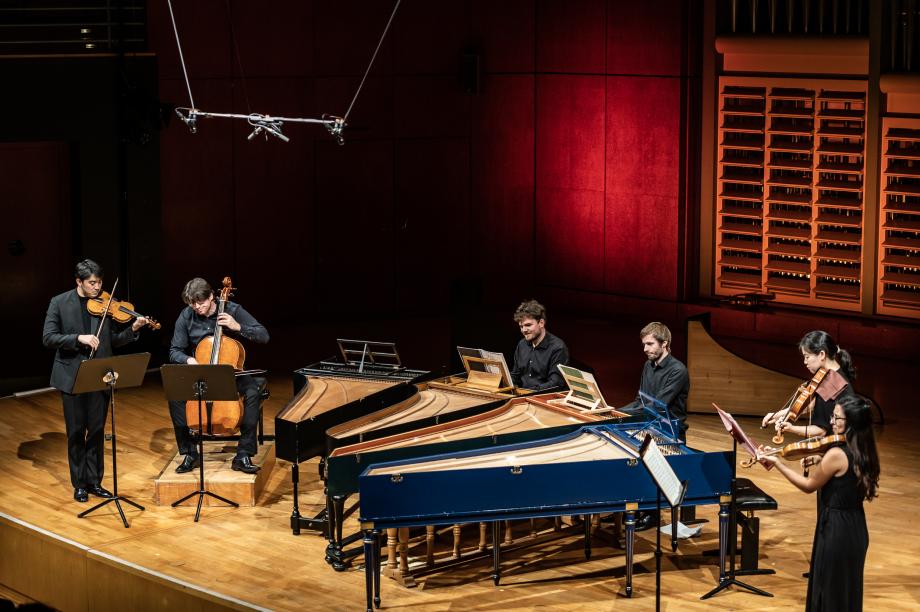 Studierende an Streichinstrumenten und Cembali.