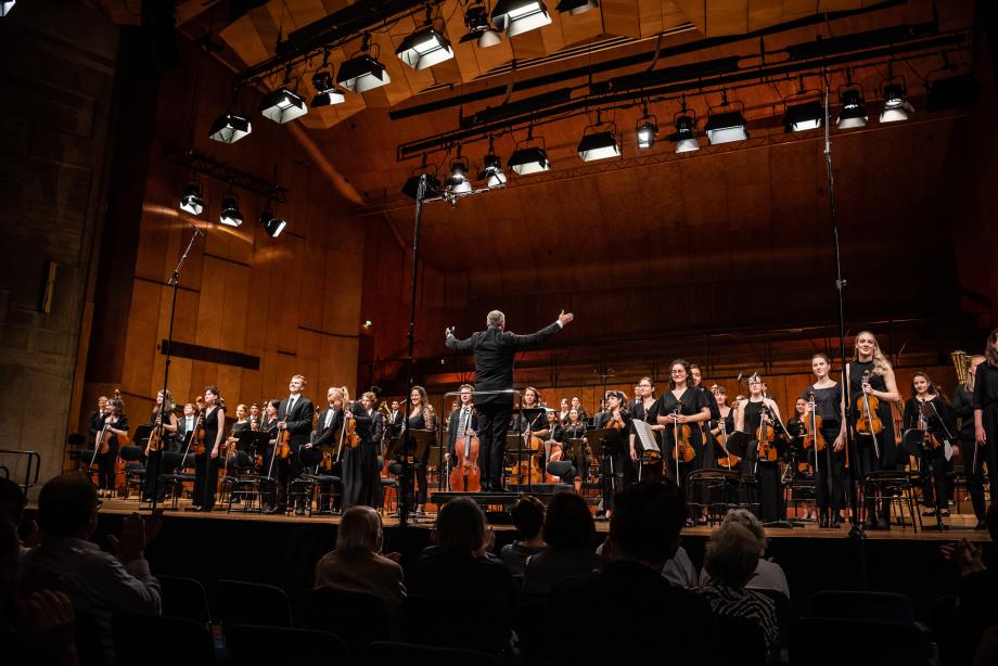 Prof. Rasmus Baumann und Studierende bei Konzert zum Schlussapplaus.