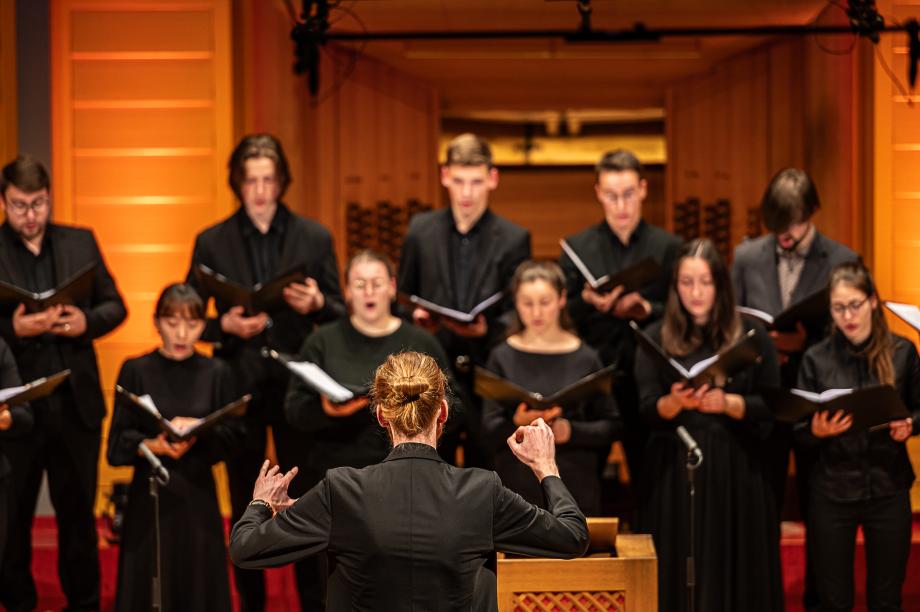 Student dirigiert Chor.