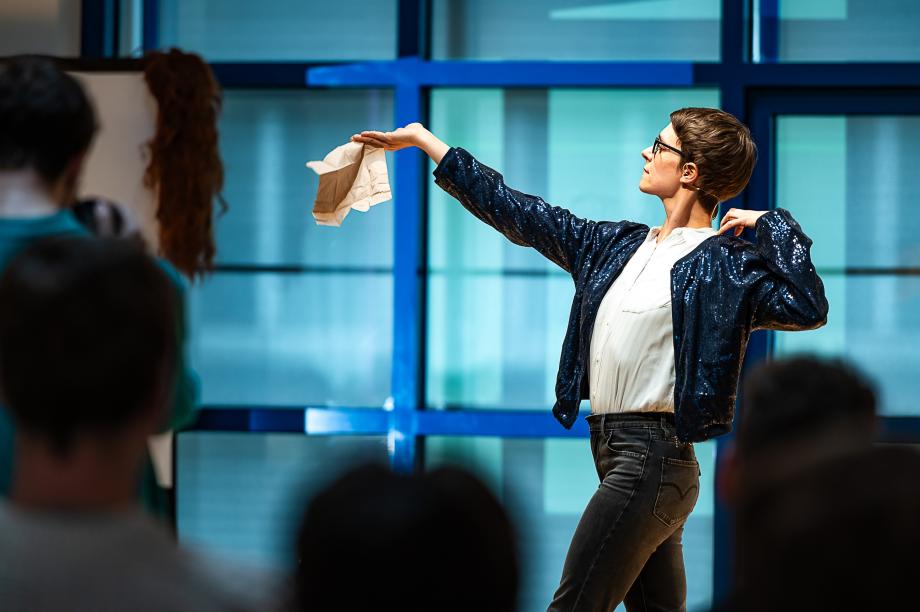 Professorin Britta Wirthmüller tanzt auf der Bühne bei ihrer Antrittperformance.