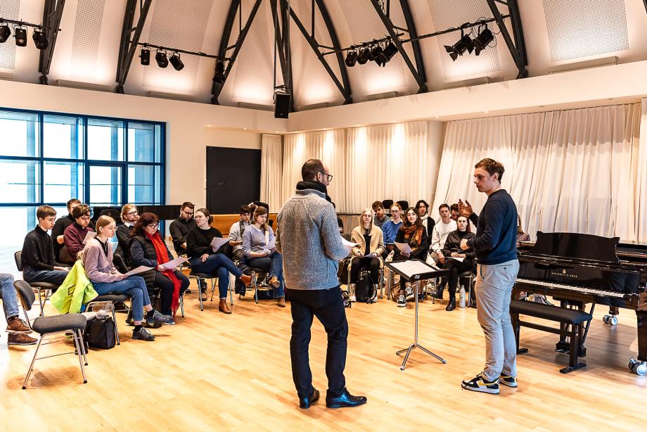 Prof. Christian Schmid bei der Chorprobe