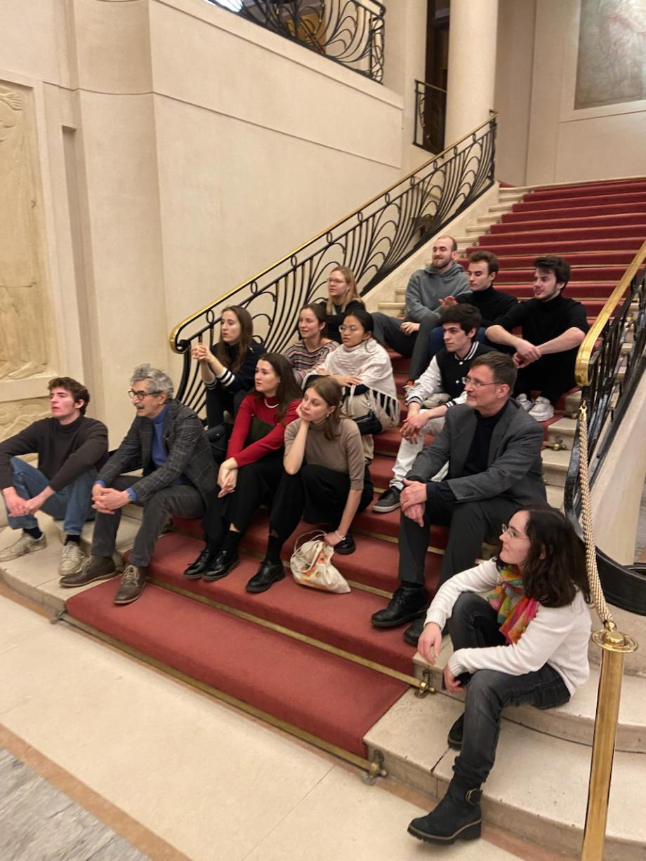 Gruppenbild der Paris-Exkursion auf einer Marmortreppe.