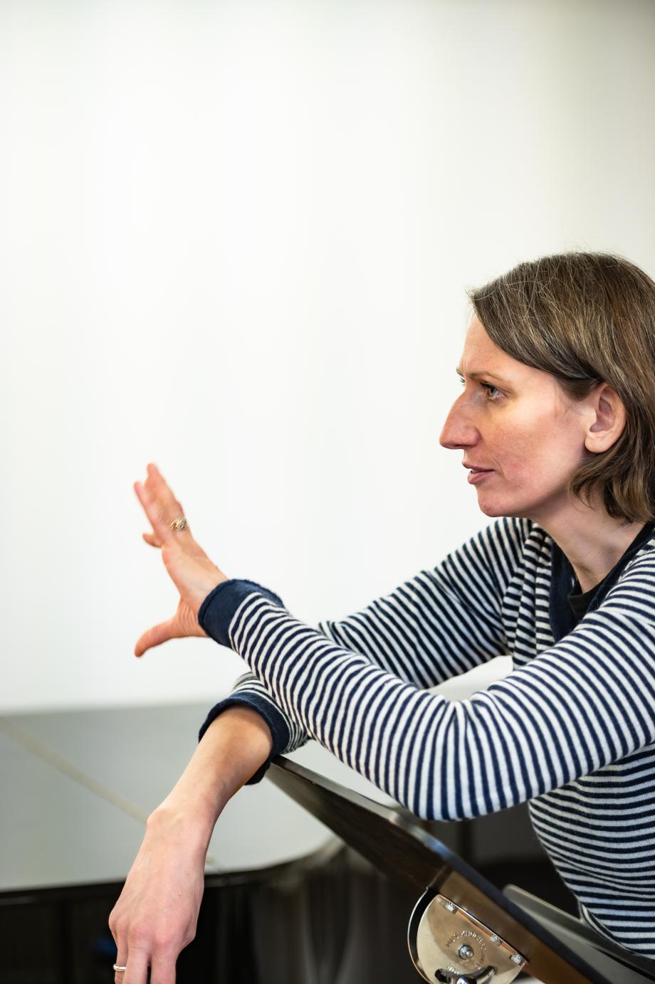 Frau erklärt.
