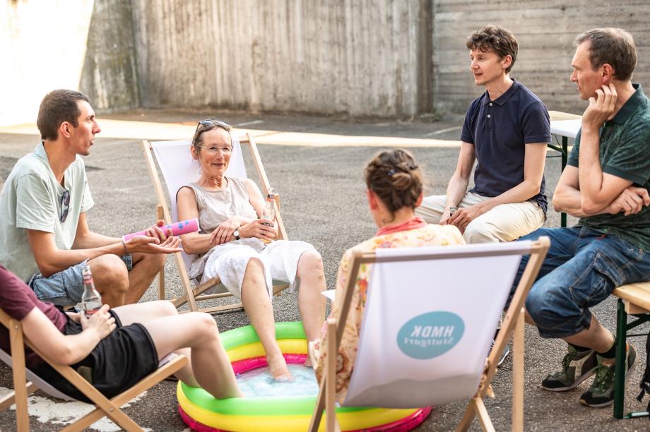 Dozierende und Studierende der HMDK entspannen und kommen ins Gespräch im Außenbereich des Maker-Space. 
