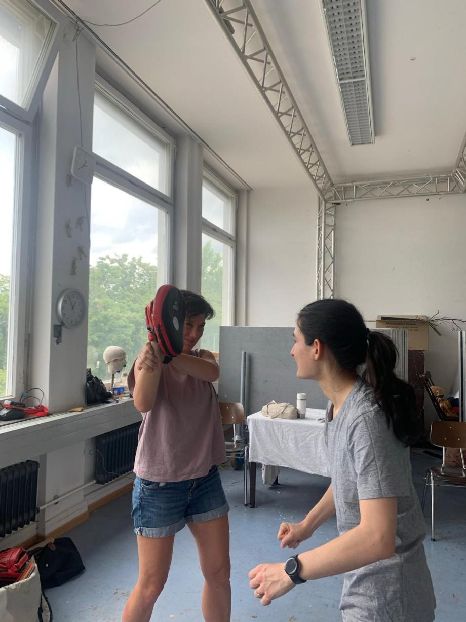Studierende im Selbstverteidigungs-Workshop