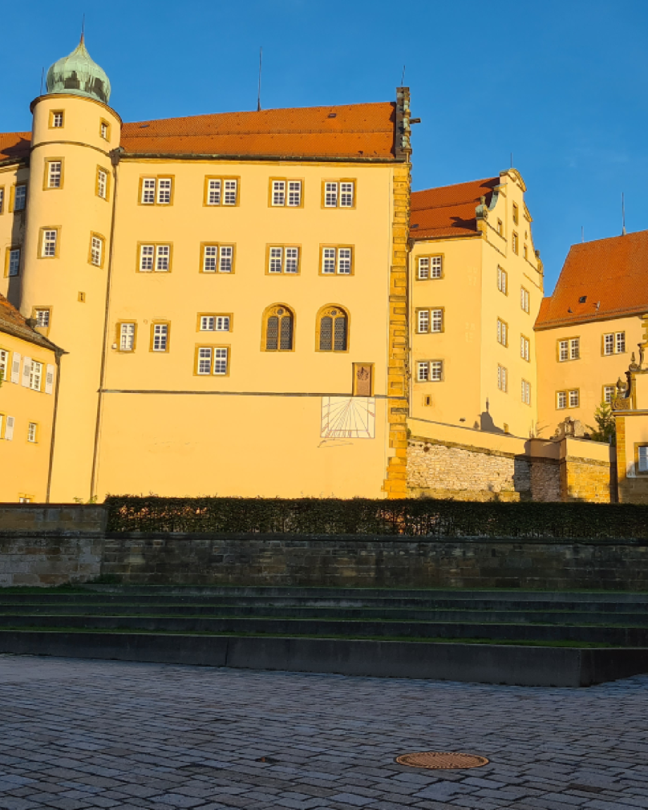 Außenansicht der Schloss Kapfenburg im Sonnenlicht