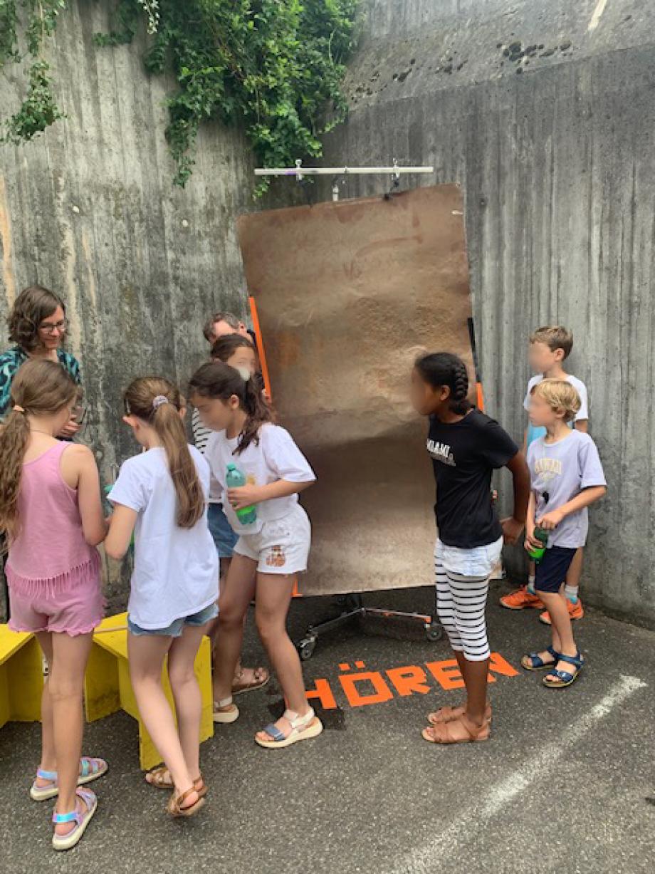 Außenstationen: Kinder erkunden im Außenbereich des Maker-Space verschiedene sensomotorische Erlebnisstationen. 