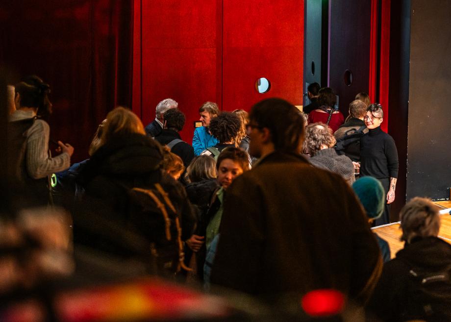 Das Publuikum verlässt nach der Eröffnung und Keynote den gut gefüllten Konzertsaal.